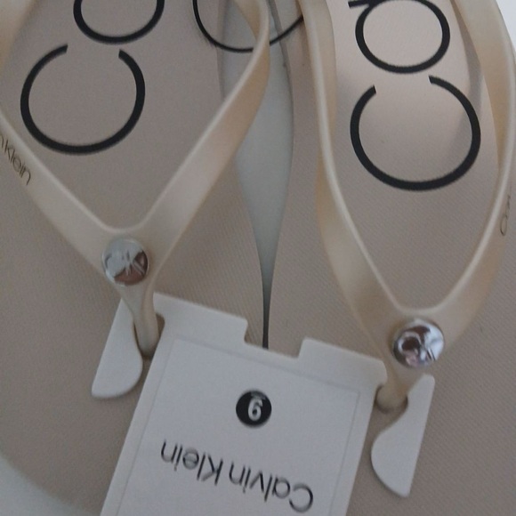 Calvin Klein - Picture 3 of 3